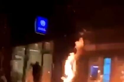 Протестующие в Бельгии сожгли участок полиции после смерти темнокожего мигранта