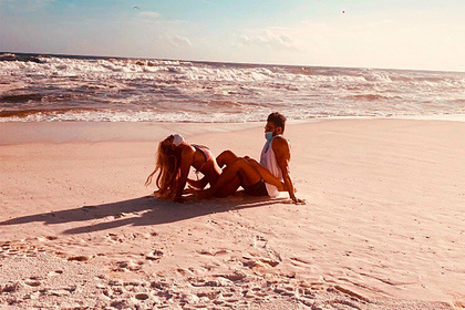 Бритни Спирс снялась в бикини на пляже с возлюбленным