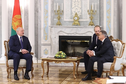 Александр Лукашенко (слева) и президент IIHF Рене Фазель