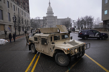 Вооруженные американцы пришли к зданию парламента в штате Мичиган