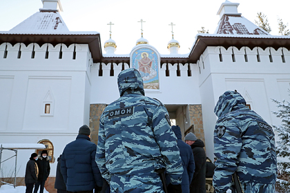 Сотрудники правоохранительных органов у Среднеуральского женского монастыря