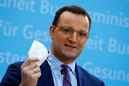 Немецкий министр здравоохранения Йенс Шпан демонстрирует респиратор FFP2