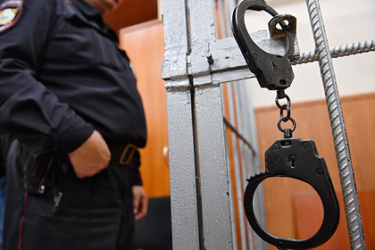 Зарезавшему жену под арестом российскому полицейскому запросили 19 лет