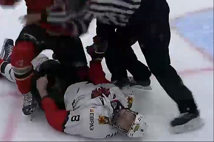 Игрок российской молодежной хоккейной лиги ударил соперника головой об лед