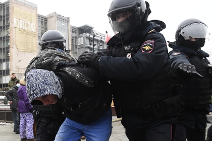 Полицейских закидали яйцами и бутылками на несанкционированной акции в Москве