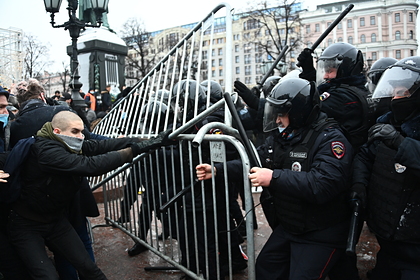 Митингующие в Москве скинули противника Навального с фонаря