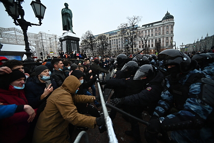 Участники несанкционированной акции сторонников Алексея Навального и сотрудники полиции на Пушкинской площади в Москве
