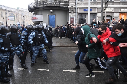 СК возбудил четыре дела о нападении на полицейских в Москве