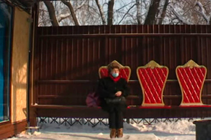 На остановке в российском городе появились королевские троны