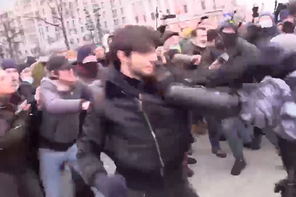 Подравшийся с ОМОН на митинге в Москве чеченец пытался сбежать в Латвию