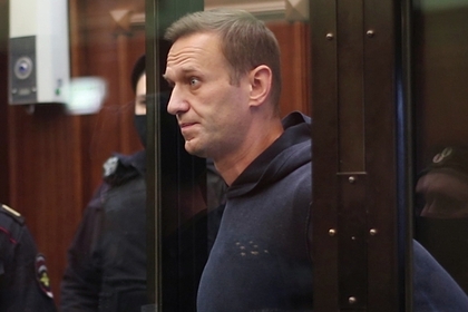 Навального этапируют в колонию в Центральной России