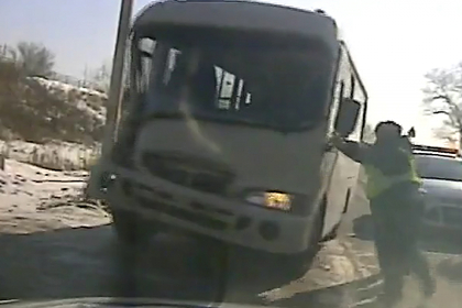 Пьяный россиянин без прав угнал автобус и протаранил несколько патрульных машин