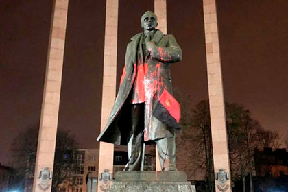 На Украине облили краской памятник Бандере
