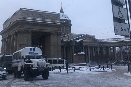 Полиция перекрыла центр Петербурга