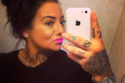 Женщину отказались принимать на работу и затравили в сети из-за татуировок