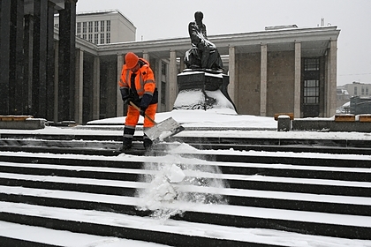 Определен необходимый срок для уборки снега с дорог Москвы