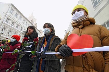 На Арбате в Москве активистки выстроились в цепь солидарности