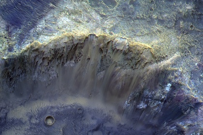 «Роскосмос» опубликовал фото марсианского кратера