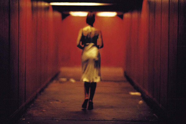 Девушка ночью гуляет одна