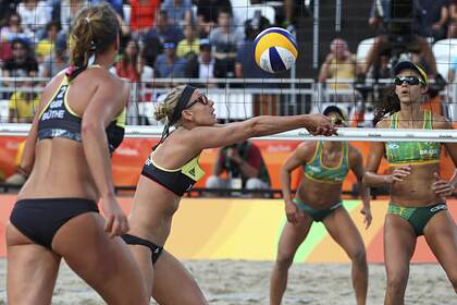 Звезды пляжного волейбола пошли на бойкот турнира в Катаре из-за запрета бикини