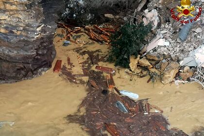 В Италии почти две сотни гробов оказались в воде из-за обрушения скалы