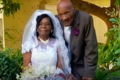 91-летняя женщина вышла замуж за 73-летнего ухажера после десяти лет уговоров