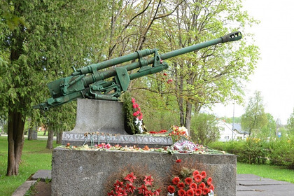 Латвийский депутат поддержал действия разрушивших советский мемориал вандалов