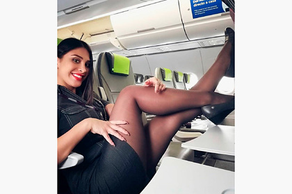 Фото стюардессы в мини-юбке с задранными на столик ногами удивило фанатов в сети