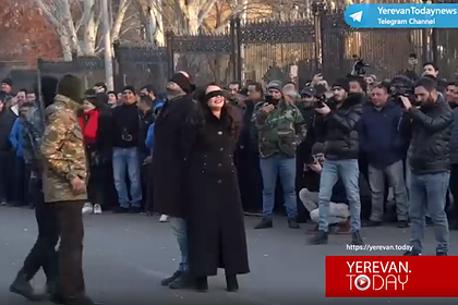 На митинге у парламента Армении показали спектакль о расстреле Чаушеску с женой