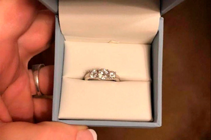 Невеста случайно нашла купленное для нее кольцо и расстроилась из-за его дизайна