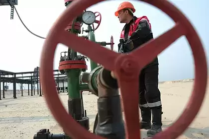 На российском нефтяном месторождении прорвало трубопровод