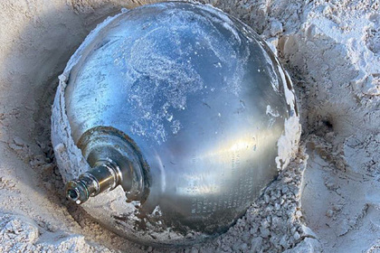 На Багамах нашли титановый шар с надписями на русском