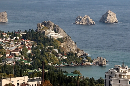 Скалы Адалары и вид на город Гурзуф в Крыму