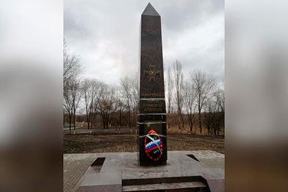 Памятник воинской доблести в российском городе отремонтировали скотчем