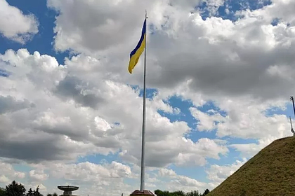 Самый большой флаг Украины приспустили