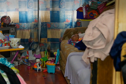 В России нашли живущую в квартире-свалке четырехлетнюю девочку