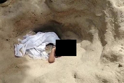 Дети играли на пляже и нашли похороненного заживо младенца