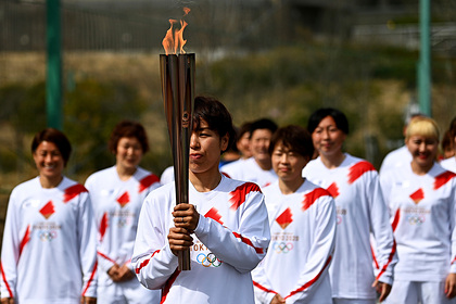 Олимпийский огонь в Японии погас в первый день эстафеты
