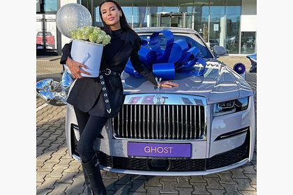 Оксана Самойлова похвасталась подаренным мужем Rolls-Royce