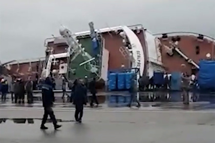 На российском судостроительном заводе перевернулся корабль