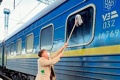 Иностранец проехался в поезде на Украине и возмутился