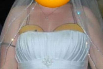 Невесту высмеяли в сети за торчащую из декольте нелепую татуировку на груди
