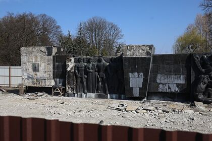 На Украине начали демонтировать Монумент славы Советской армии