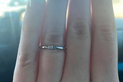 Чересчур тонкое помолвочное кольцо невесты подняли на смех в сети