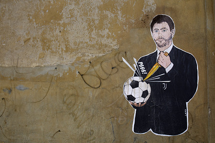 В Италии появилось граффити с «убивающим футбол» президентом «Ювентуса»