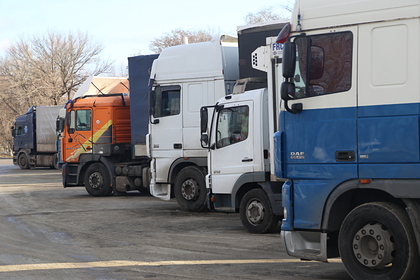 На границе с Казахстаном скопились сотни грузовиков