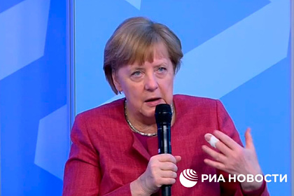 Меркель появилась на публике со странной повязкой на среднем пальце
