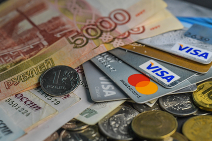 Россияне набрали рекордный объем долгов по кредиткам