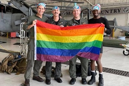 Появилось фото первого в истории гей-экипажа в армии США
