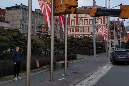 Владивосток ко Дню Победы украсили похожими на символ ВМС Японии флагами